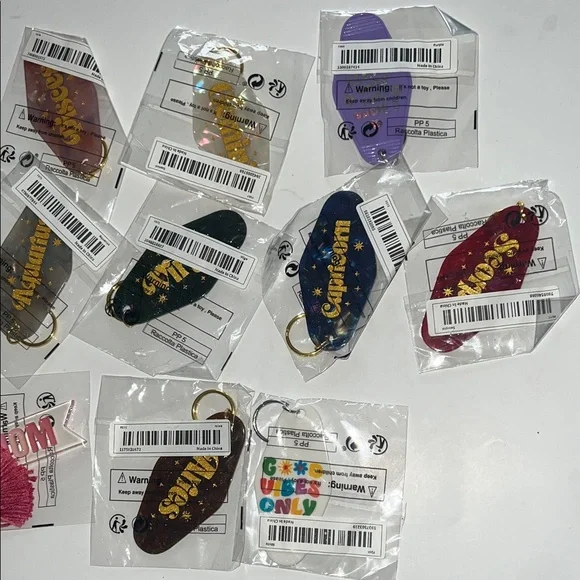 10 assorted Keychains - Picture 3 of 3